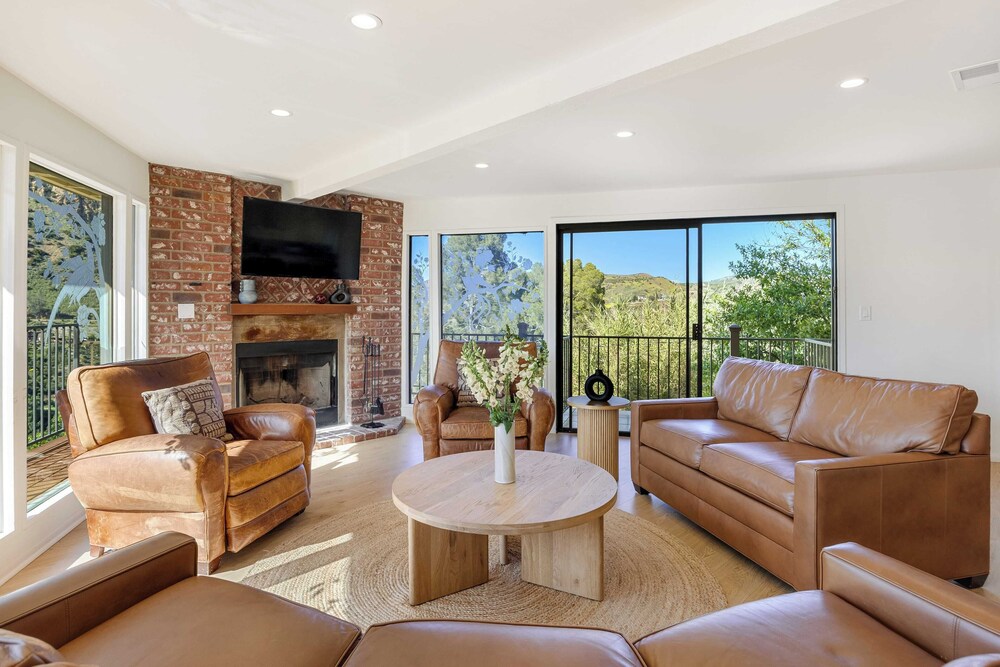 Designer Retreat w/ Pool, Firepits, Panoramic Views The Lake House at Malibu