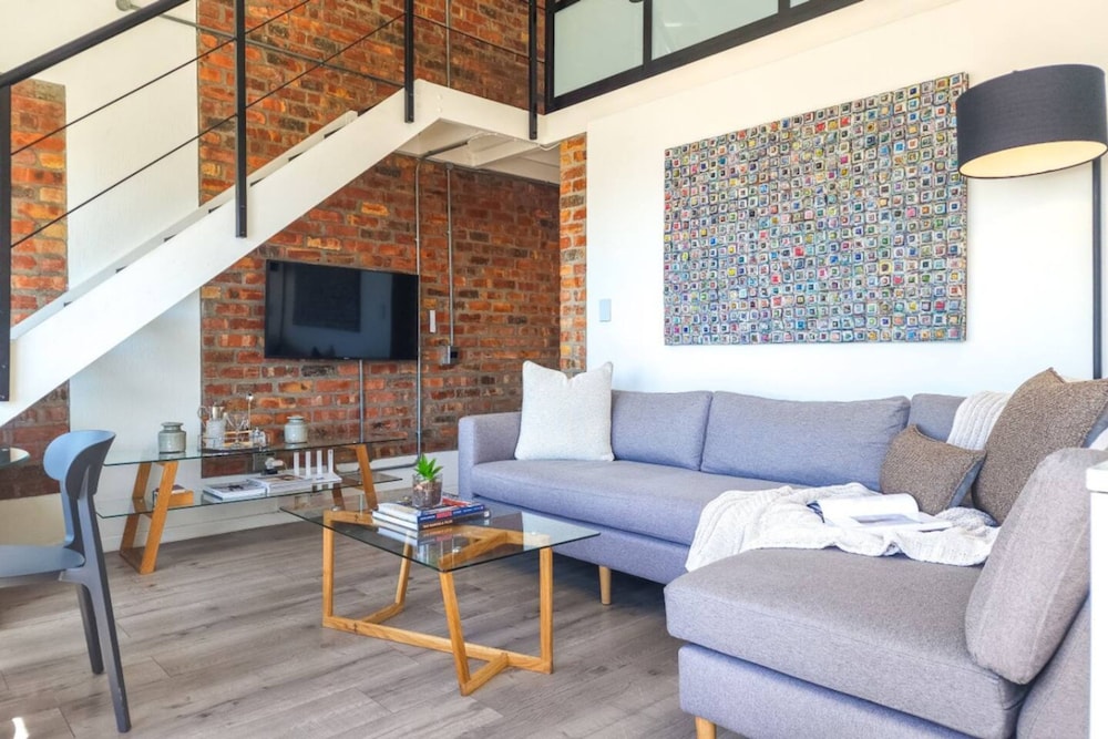 Elegant Sea Point Retreat Splendid Views Wifi