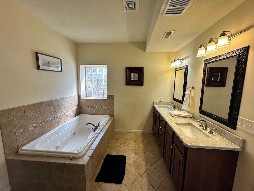 Lake It Easy - Waterfront Getaway With 7 Bedrooms!
