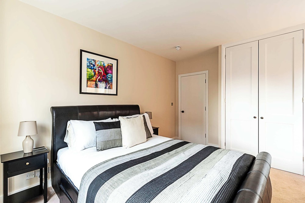 Beautiful Two Bedroom Abode Near Baker Street