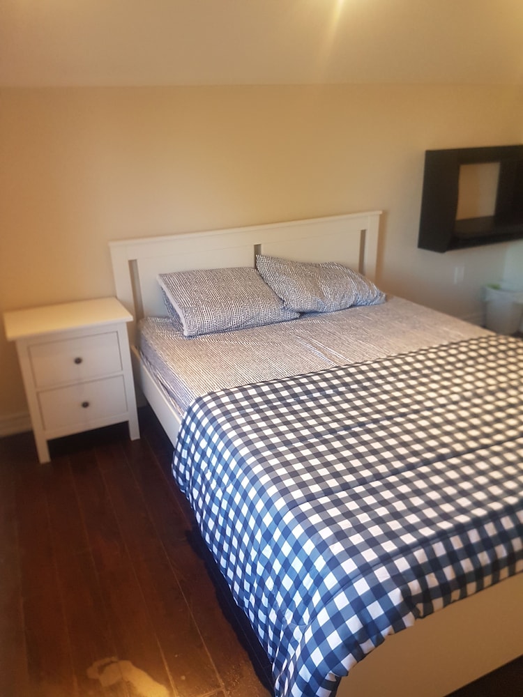 Room in Guest Room - Queen Room 2 Brampton Toronto Canada