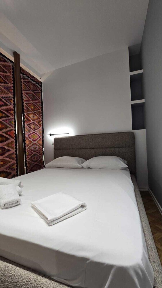 Tirent Apartment-Modern 1-Bedroom Stay Near Liqeni i Thatë
