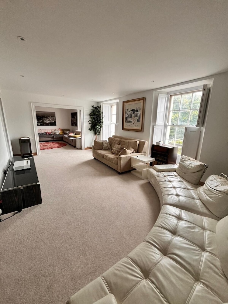 Spacious 6 Bedroom Retreat in Milford Haven