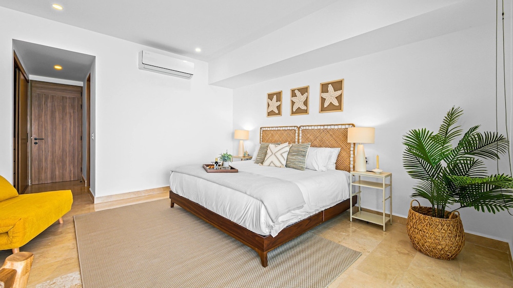Stylish Beachfront 2BR - Balcony & Pools