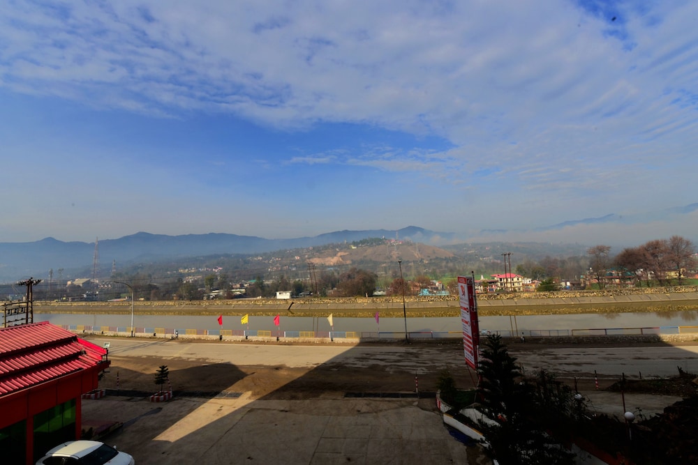 OYO 29302 Besillio Grand Hotel view 4