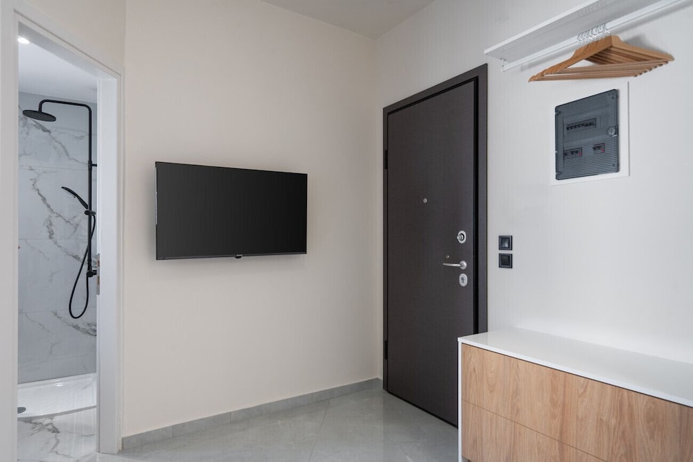 LIV - Modern Studio Apartment S8-4a