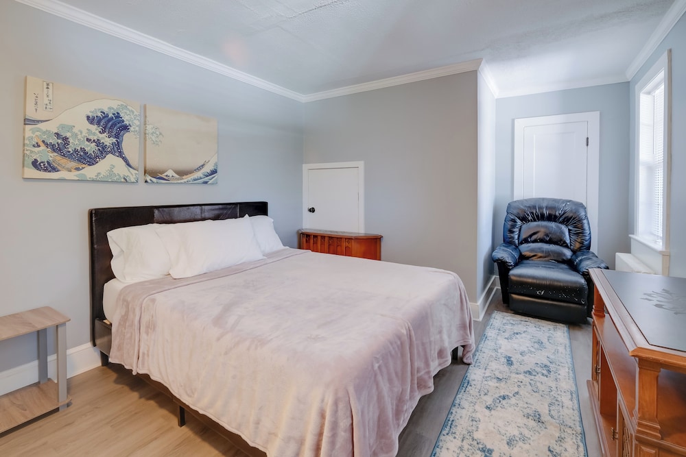 6 Mi to Historic Leesburg: Apt w/ On-site Dining