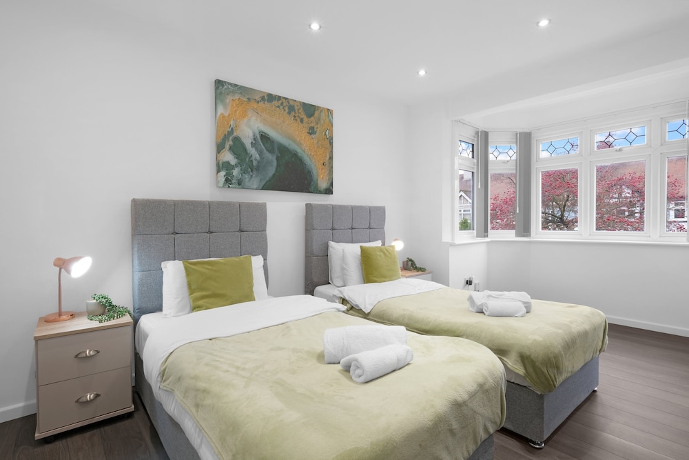 Spacious 5BR 3BA Serviced Hse in Croydon