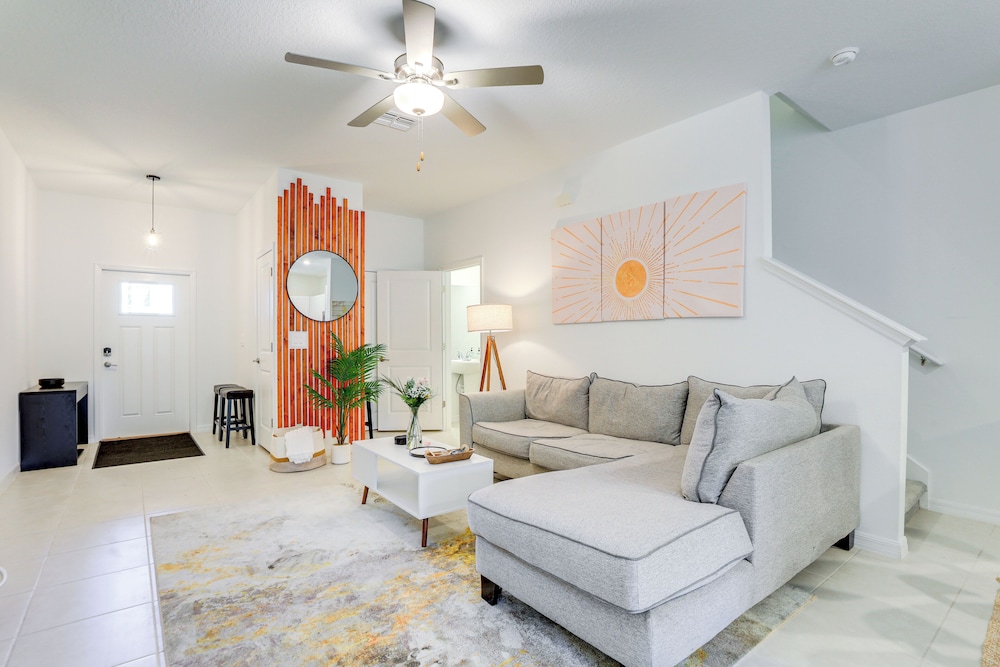 6 Mi to Apollo Beach: Townhome w/ Pool Access!