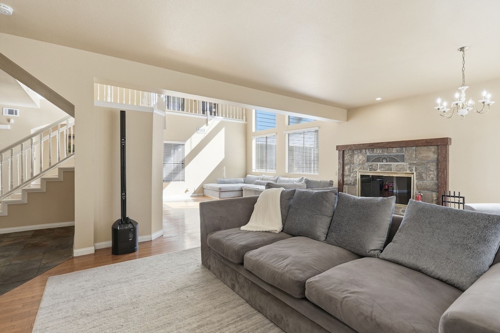 Spacious Mountain Getaway Game Room & Gazebo 5 Bedroom Villa