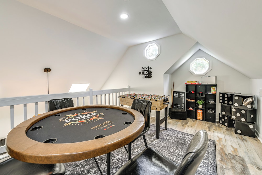 Game Room + Yard: Updated House in Chester!