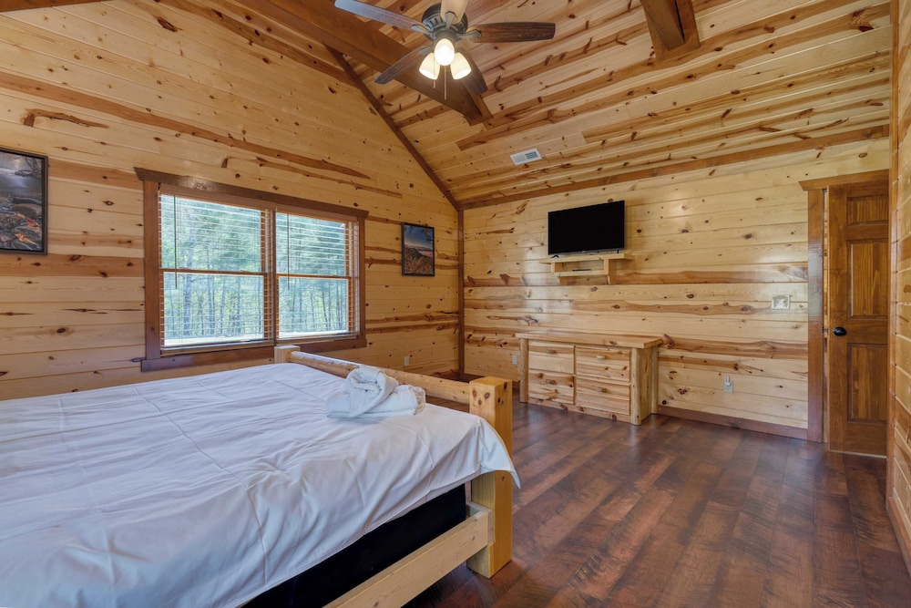 Dolly's Lodge by Avantstay Sleeps 28 - Luxe Smokies Cabin Game Room, Hot Tub, Views, Near Attractions