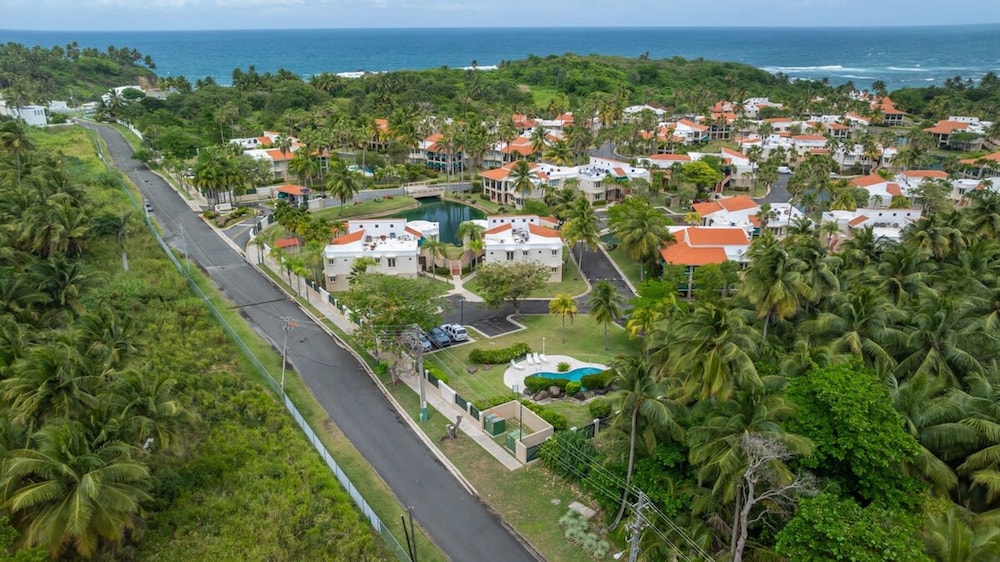 Upscale Villa in Gated Community Beach Access Yari
