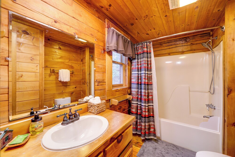 Creek On-site! Cabin 7 Mi to Cataloochee Ski Area