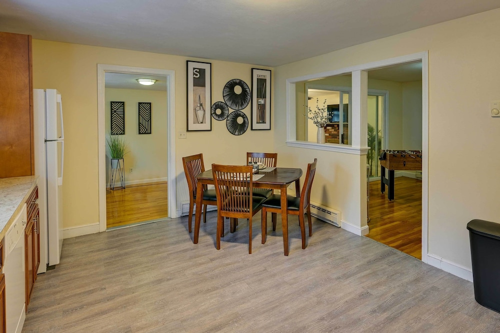 Boston Duplex w/ Foosball Table: 11 Mi to Downtown