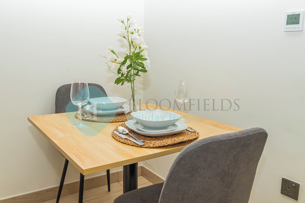 Bloomfields Cozy STU Azizi Riviera