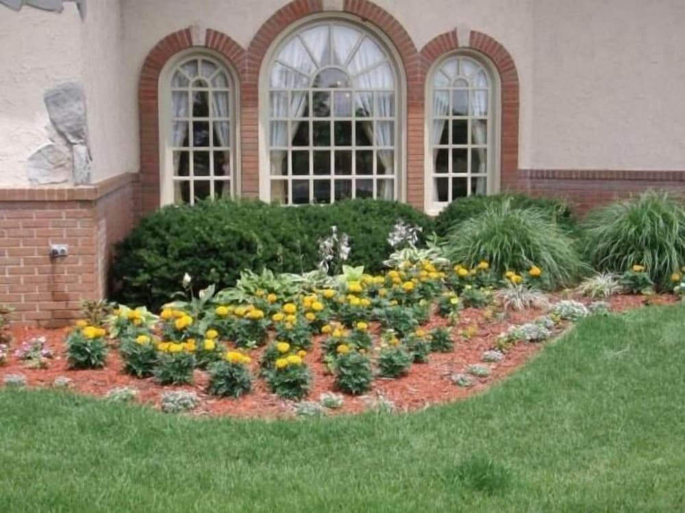 Bloomington Vacations - The Chateau Hotel and Conference Center - Property Image 16