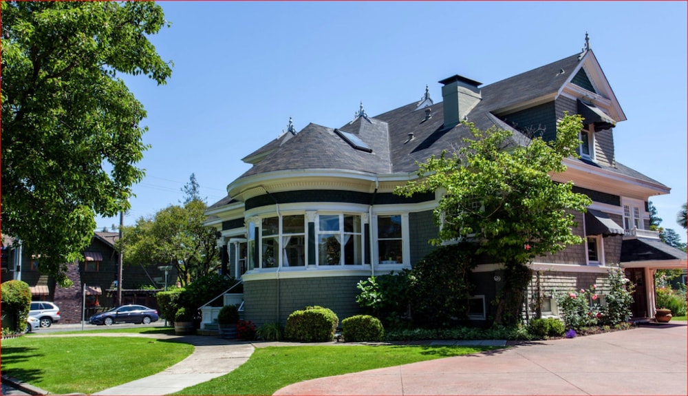 Hotel 1801 First Luxury Inn