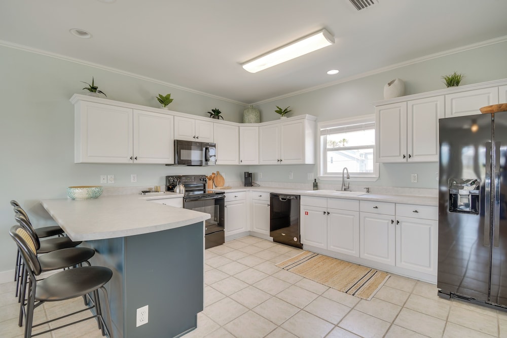 2 Blocks to Beach: Gulf Shores Getaway w/ Dock!