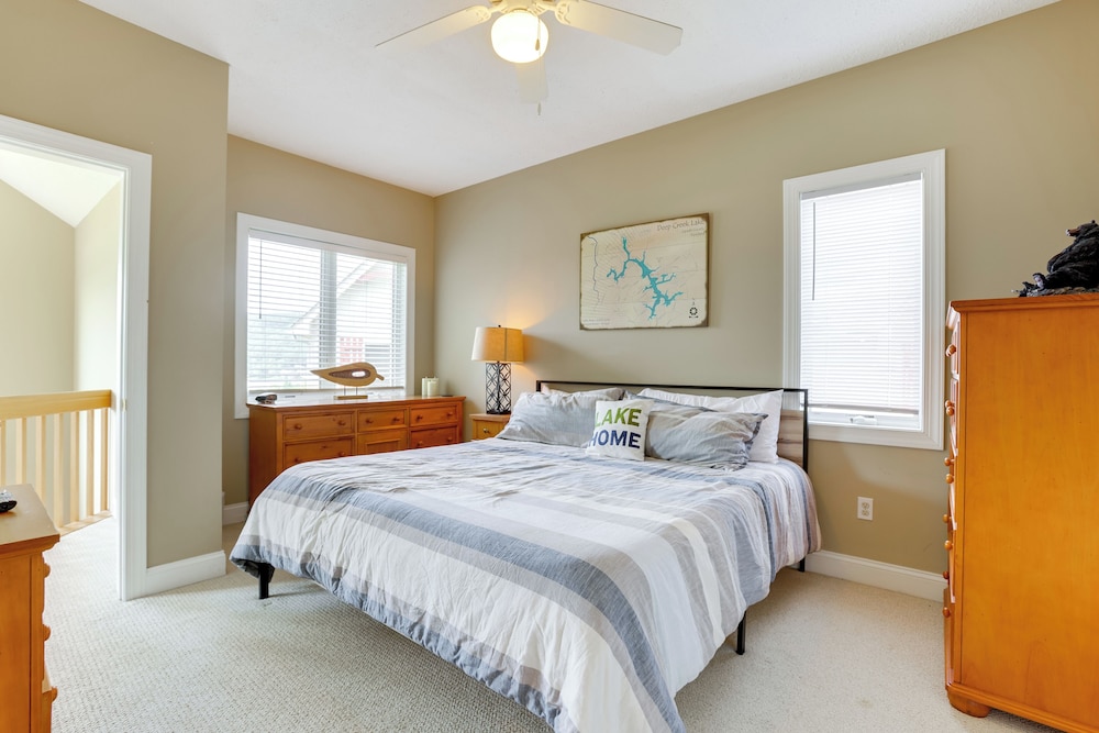 < Half-mi to Lake: Townhome w/ Hot Tub in Mchenry!