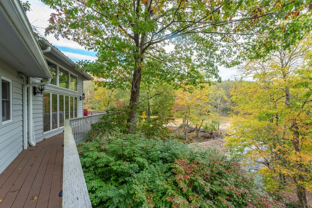 Riverfront Sanctuary Your Mountain Getaway