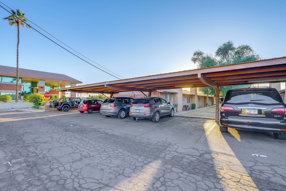 Walk to Conveniences: Tempe Condo w/ Pool!