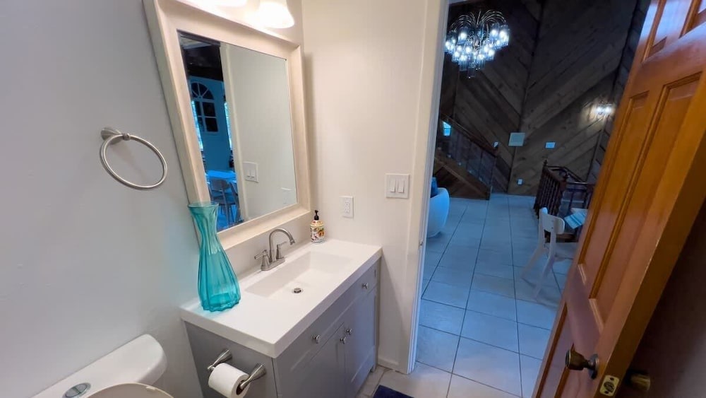 Fun Retro Island Vibe Sleeps 17 Beach 1 Block 4 Bedroom Home