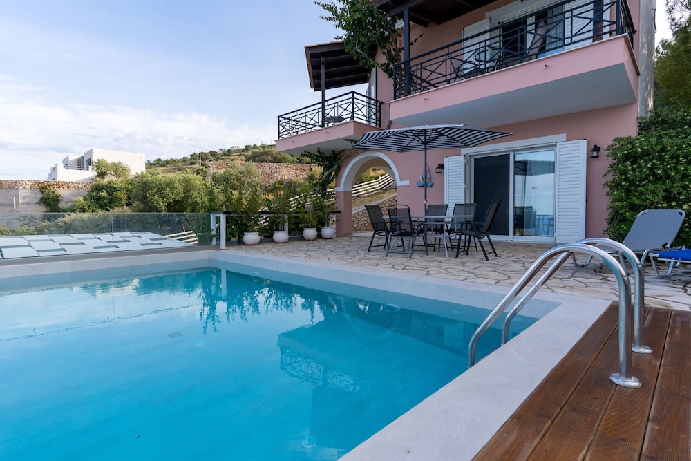 Coastal Paradise Found - Komis Private Pool Gem