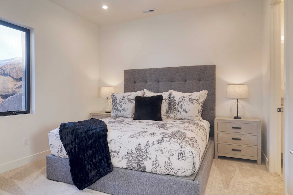 Mins to Deer Valley Lift Firepit, Game Room, Views, 5bdr Orion by Avantstay