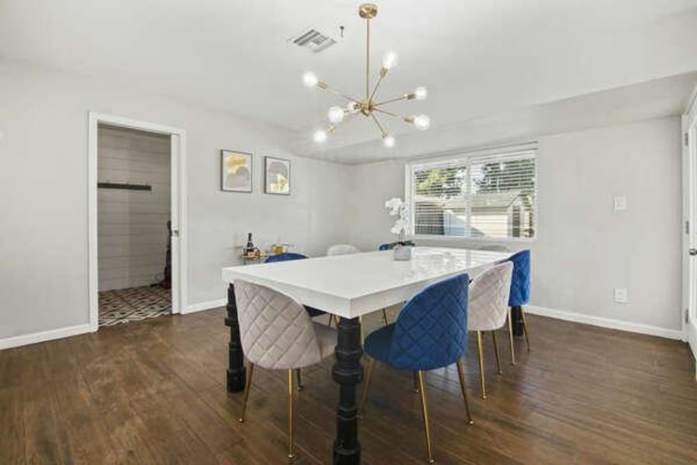 Karen in Phoenix With 4 Bedrooms and 2 Bathrooms