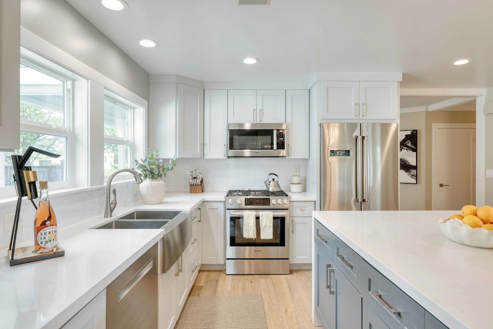 Chic Sonoma Oasis w/ Pool, Bocce, Hot Tub + Minutes to Downtown