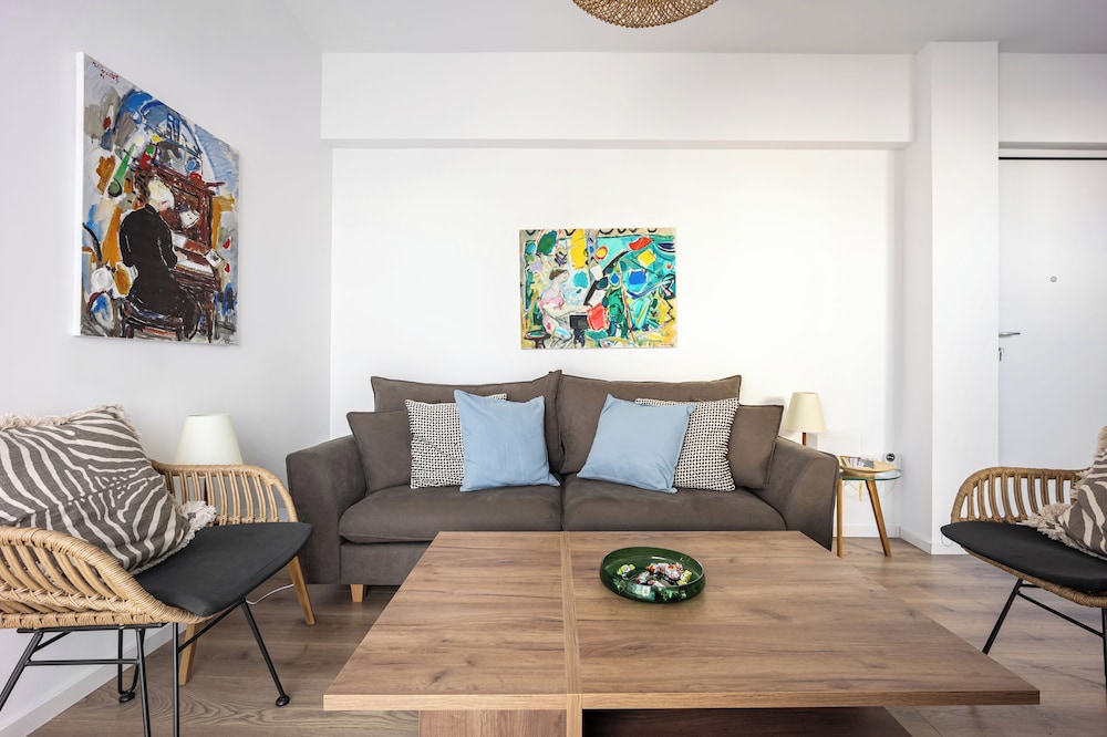 Cozy 2BR Near Metro Acropolis View