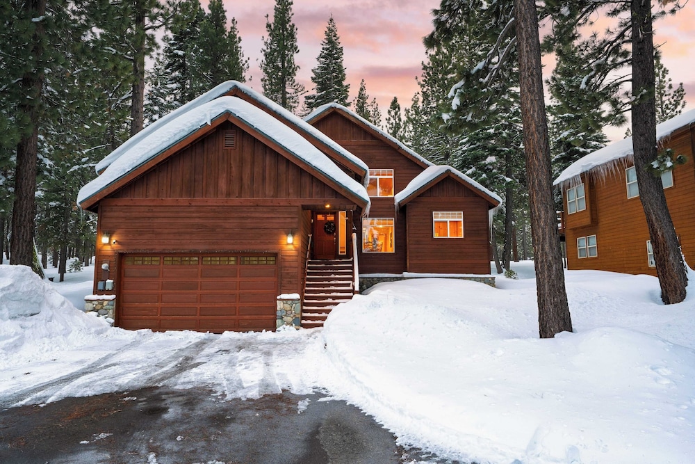 Pinewood Lodge by Avantstay Cozy Cabin Near Ski Resorts & Hiking