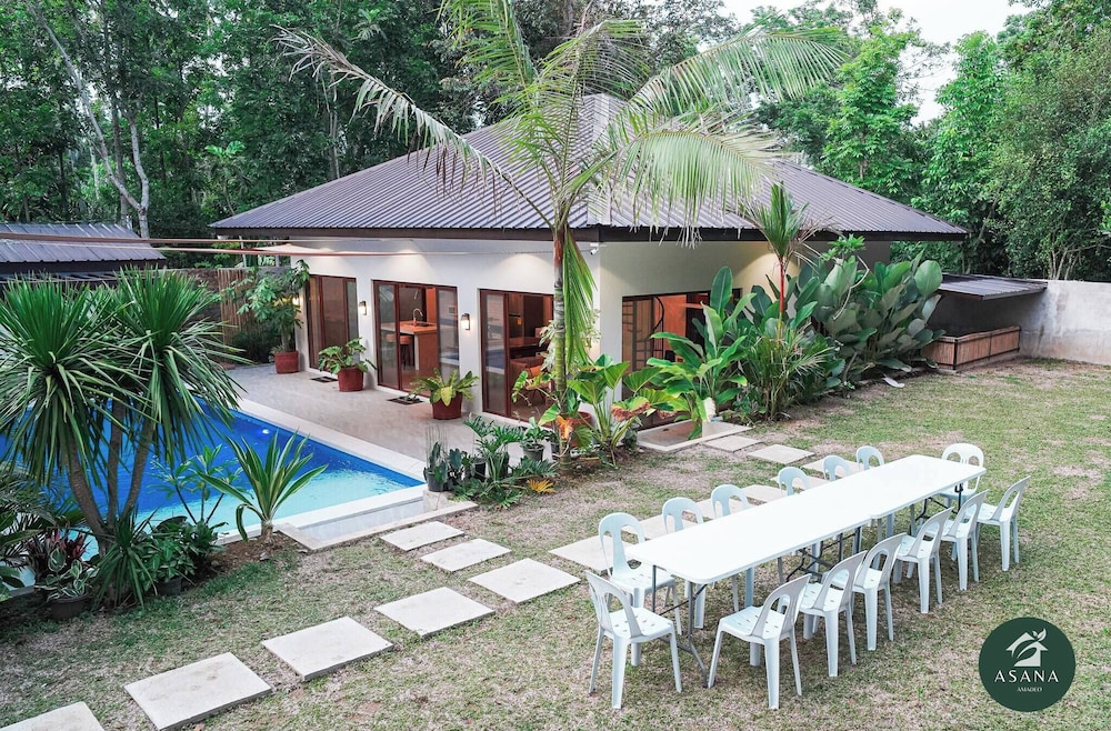 Modern Tropical 2BR Villa & Pool Retreat in Amadeo
