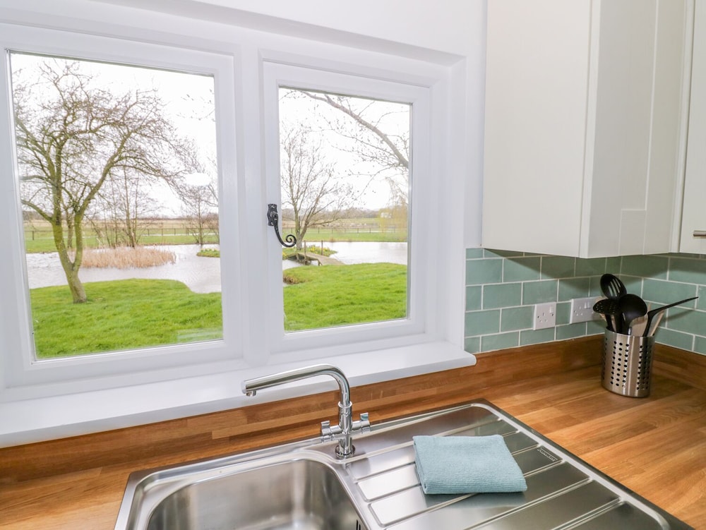 Wigrams Canalside Cottage view 5