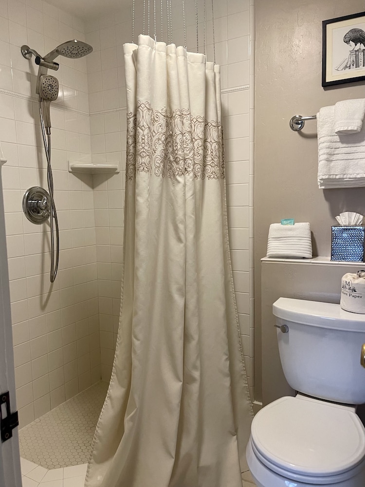 Ashland Vacations - McCall House Boutique Inn - Property Image 3
