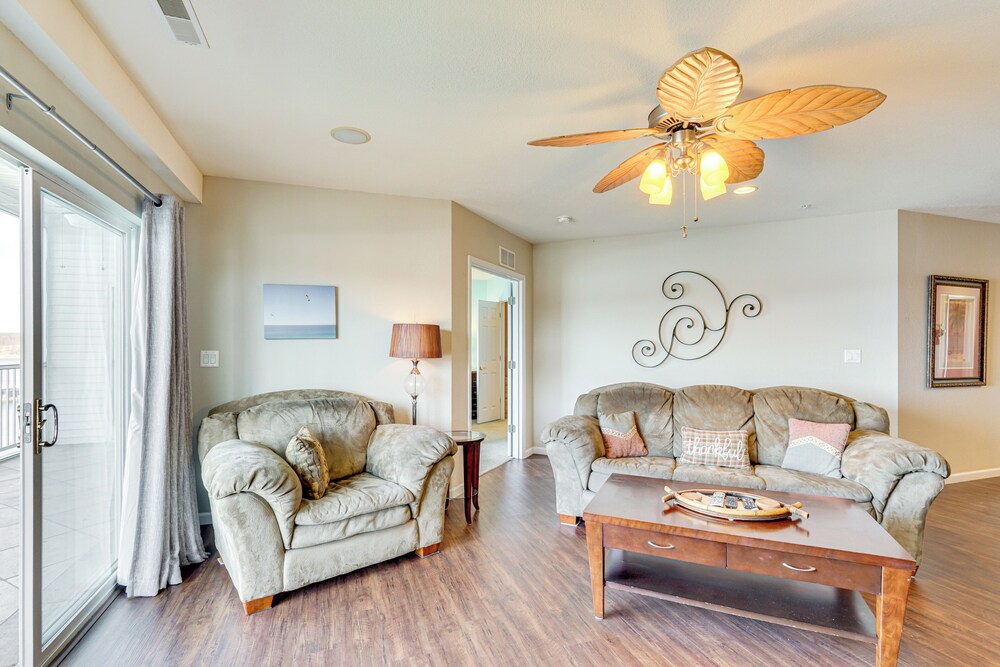5th-floor Lakefront Condo: Elevator + Pool Access!