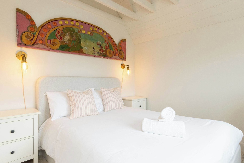 Newly Renovated Beachside Retreat for 10