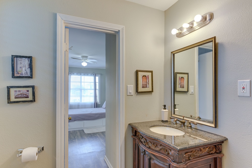 ~ 1 Mi to the Strand: Central Unit in Galveston!