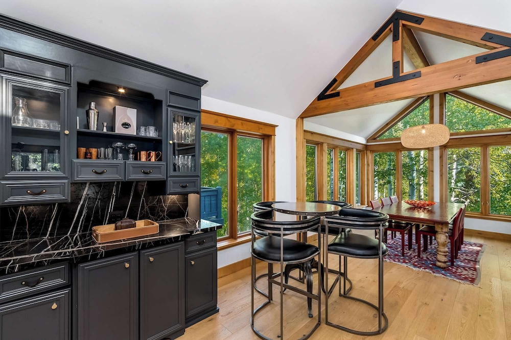 Evergreen Escape Home for 12
