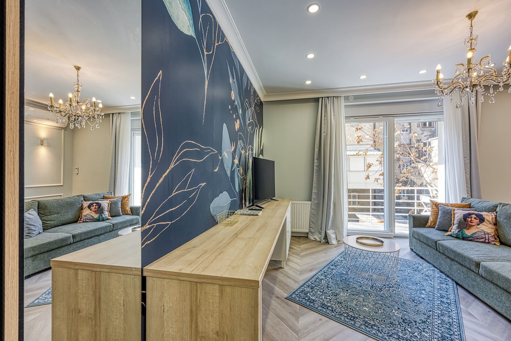 Boutique Downtown Studio with Balcony 1