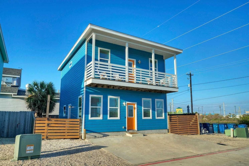 Sleeps 24, 2 Homes 2blocks to the Beach, Pool, Game Room, Patio w/ Outdoor Bar