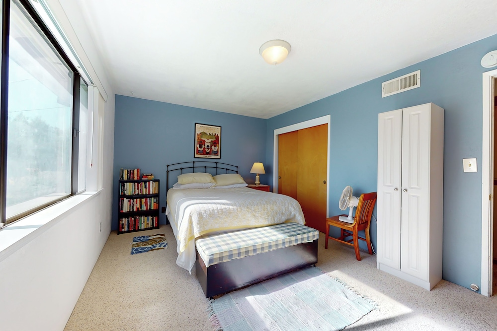 4BR Sierras-view Home w/ Pool & A/C - Dogs OK