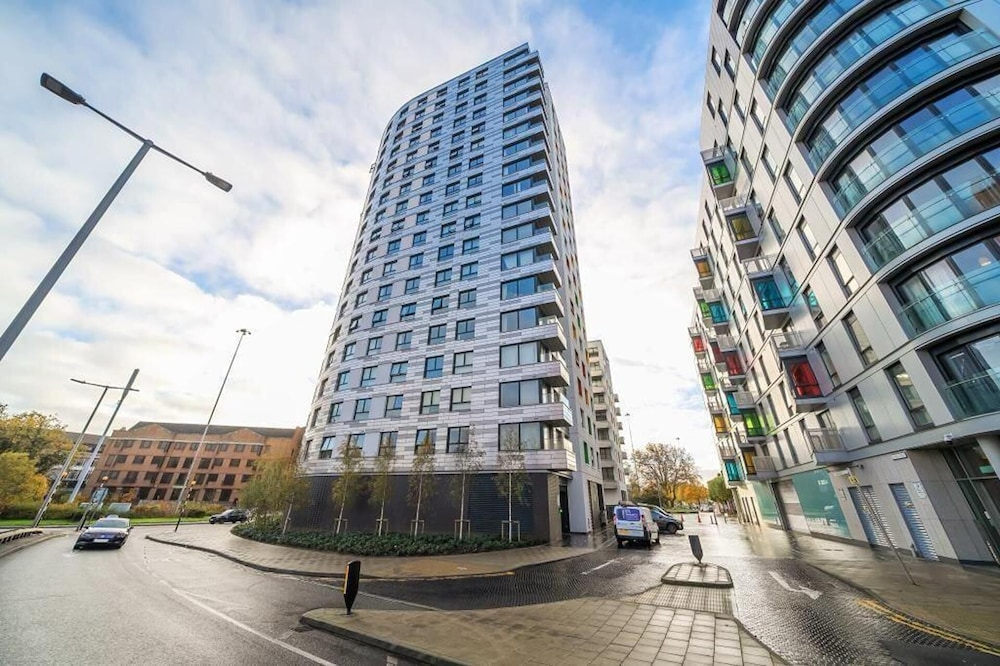 2BR Apartment - Sleeps 4 - Free Parking - Reading