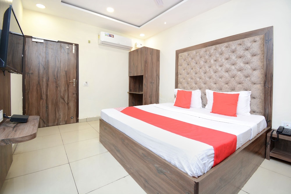 OYO 28335 Hotel Classic view 5
