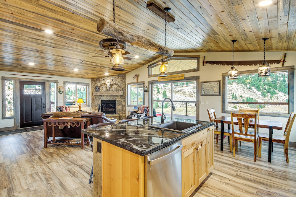 < 1 Mi to Chico Hot Springs: Mtn-view Hideaway!