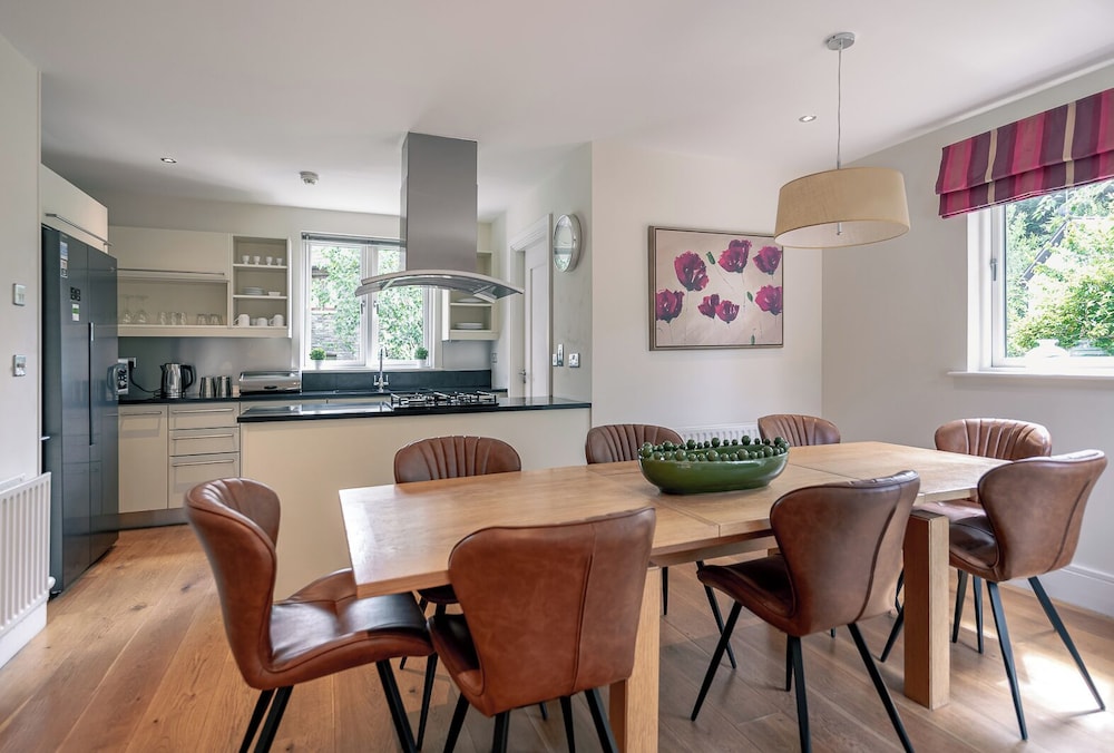Spacious Kenmare Home to Sleep 8 Free use of Pool Onsite