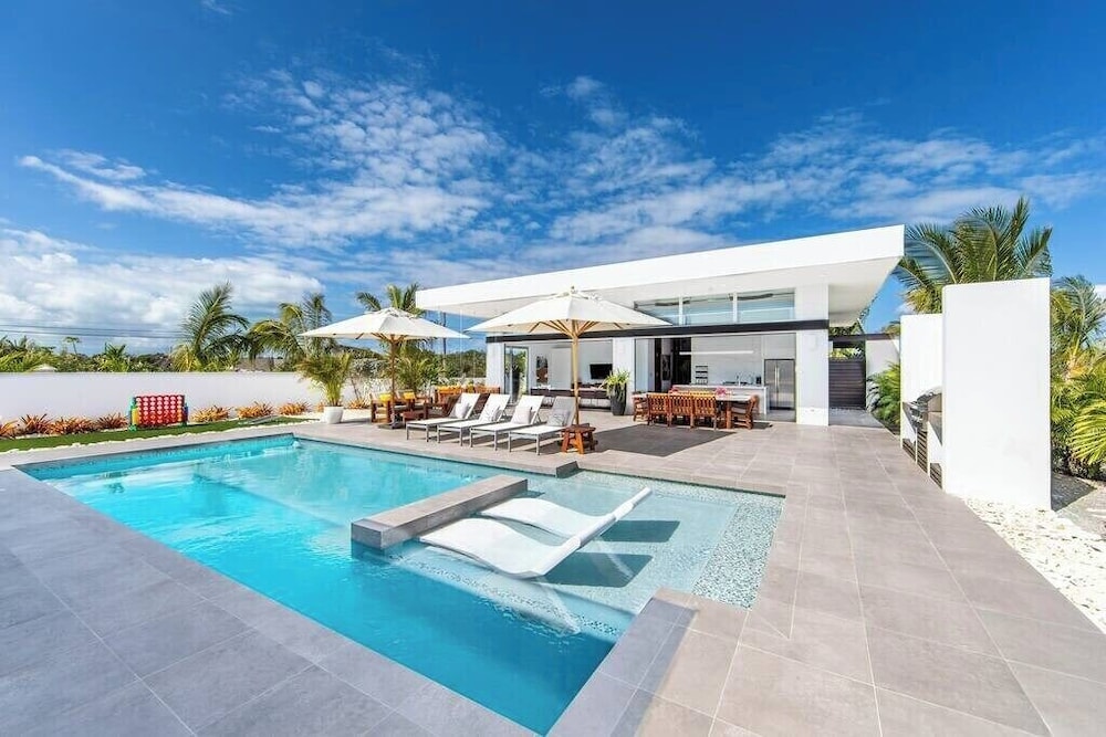 Oceanside Vacation Villa With Hotel Amenities v10