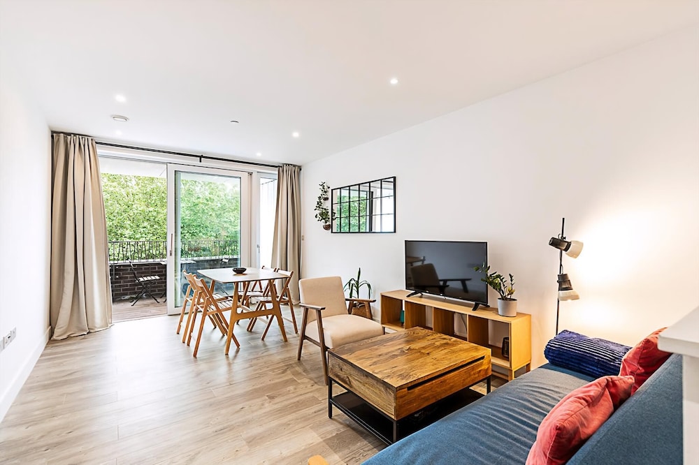Modern 2-bed Flat With Terraces in Leyton