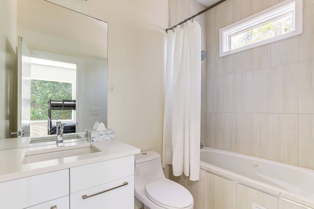 Luxe Buckhead Retreat 6 Mi to Dtwn Atlanta